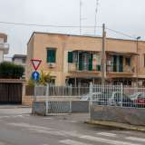 Tutt'attorno � un susseguirsi di bassi edifici...